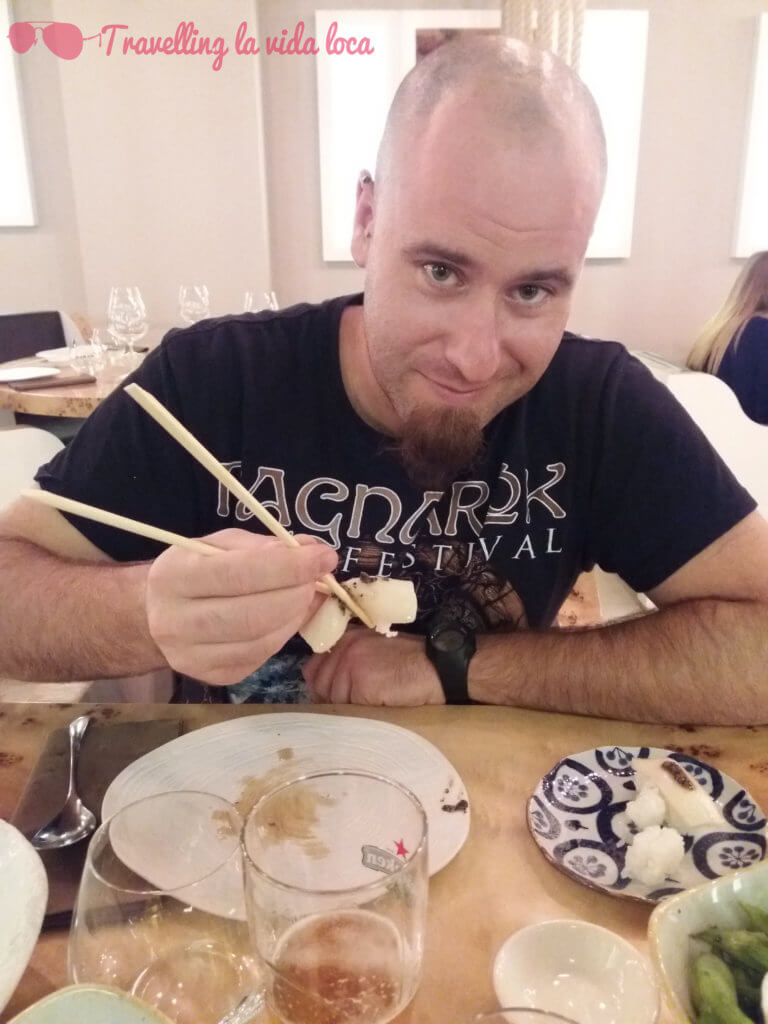 Félix comiendo sushi de pez mantequilla