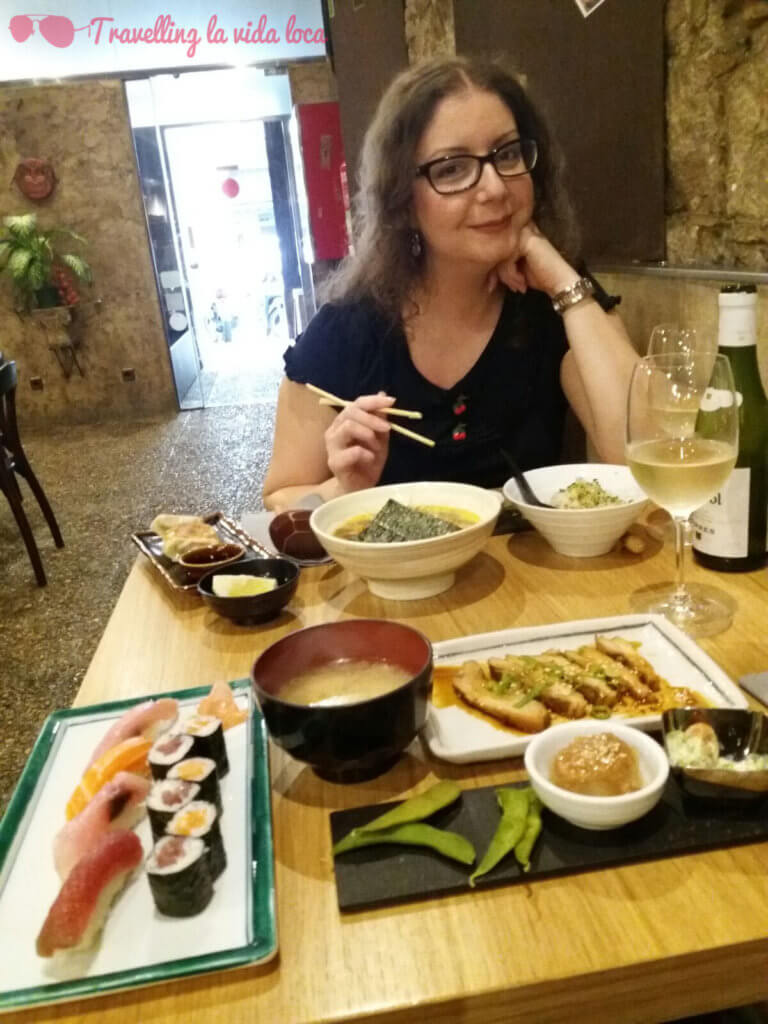 Comiendo ramen en el Ramen Dining YU