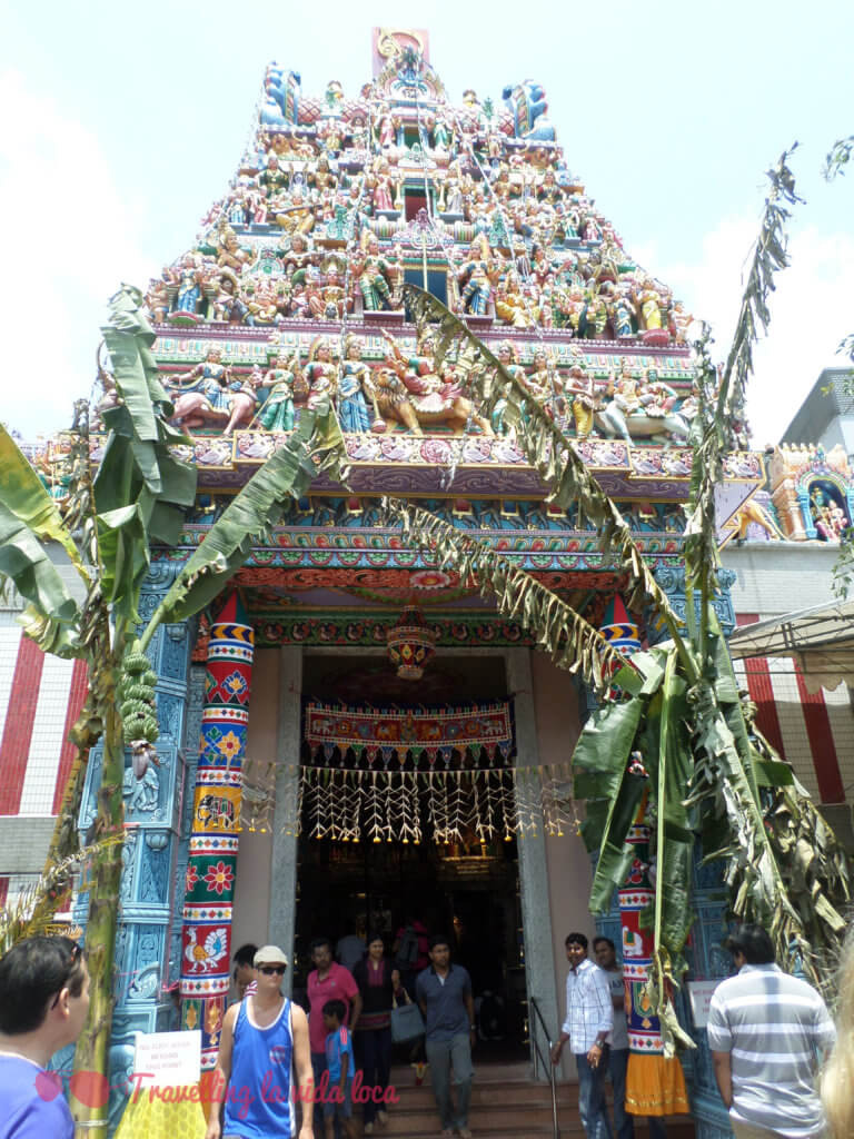 Torre de entrada al templo Sri Veeramakaliamman
