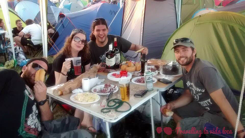 De almuerzo en la acampada