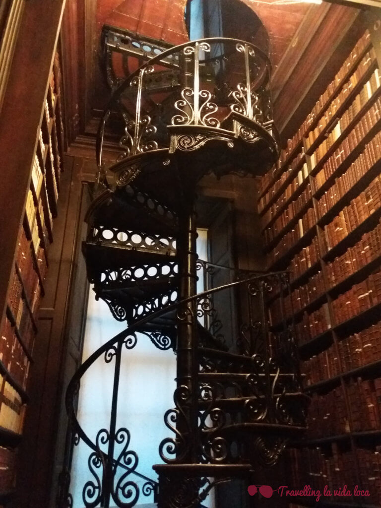 Escalera ornamentada en The Old Library (Trinity College)