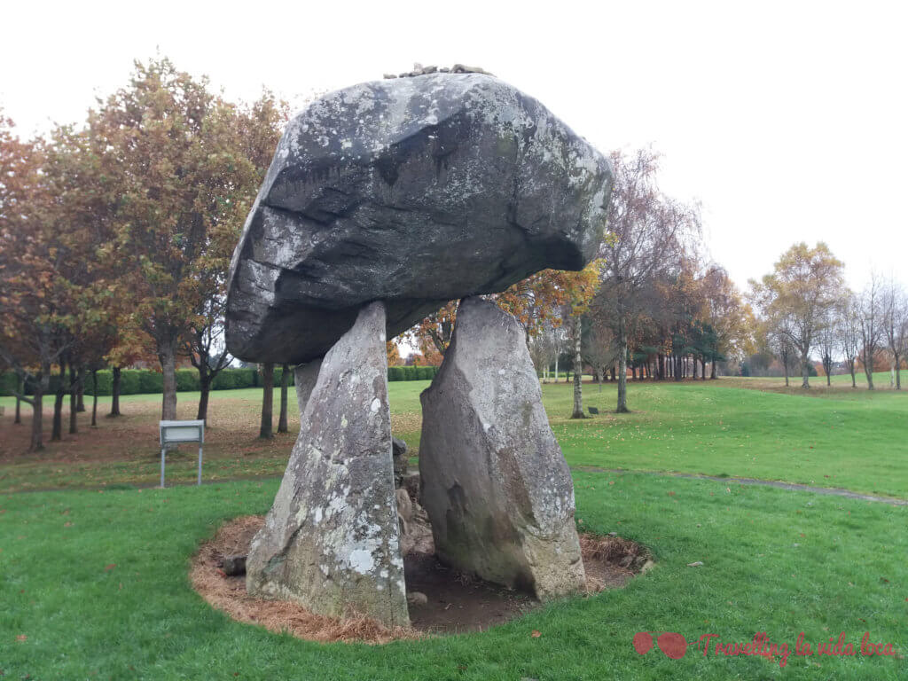 Proleek Dolmen con su impresionante piedra superior