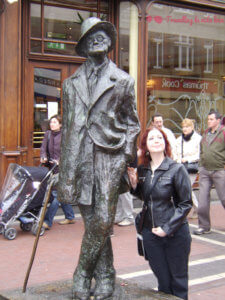 Estatua de James Joice y una Débora muy jovencita