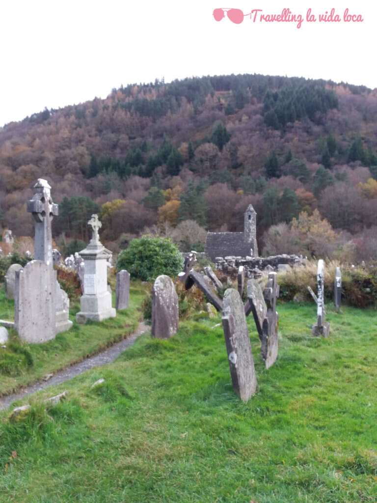 Cementerio enmarcado por los bonitos colores del otoño irlandés