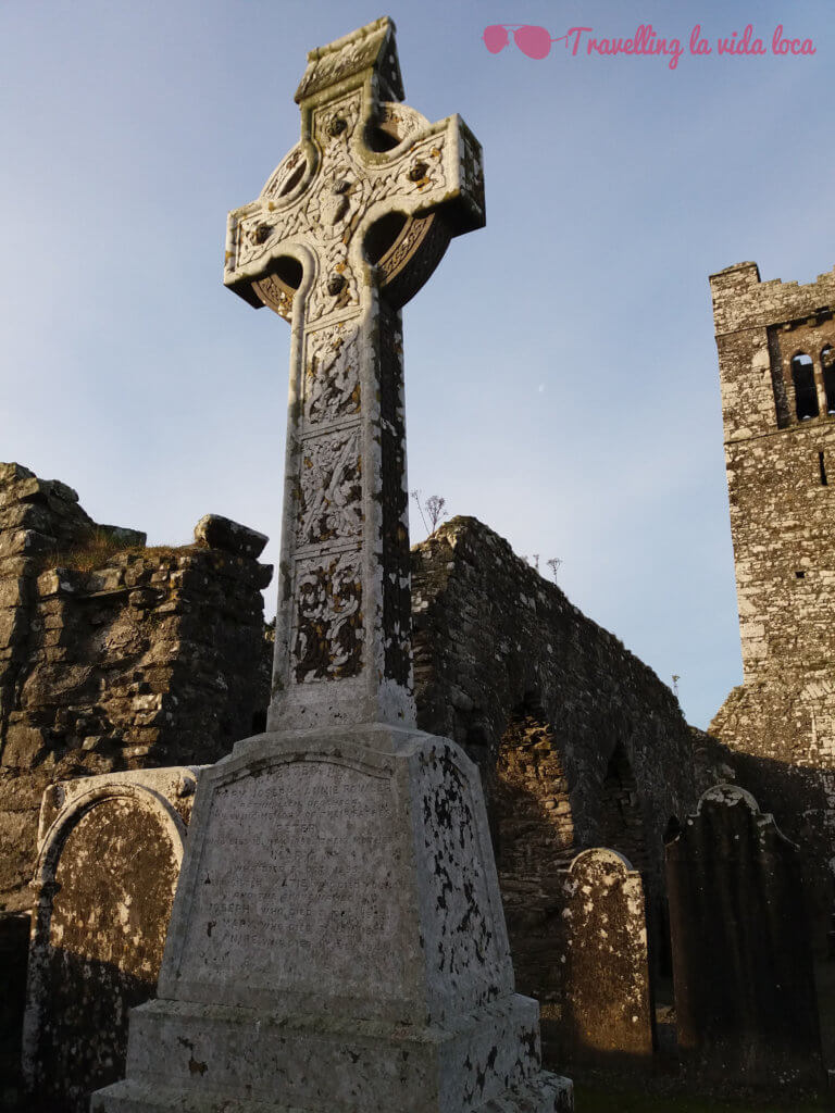 Preciosa cruz celta decorada