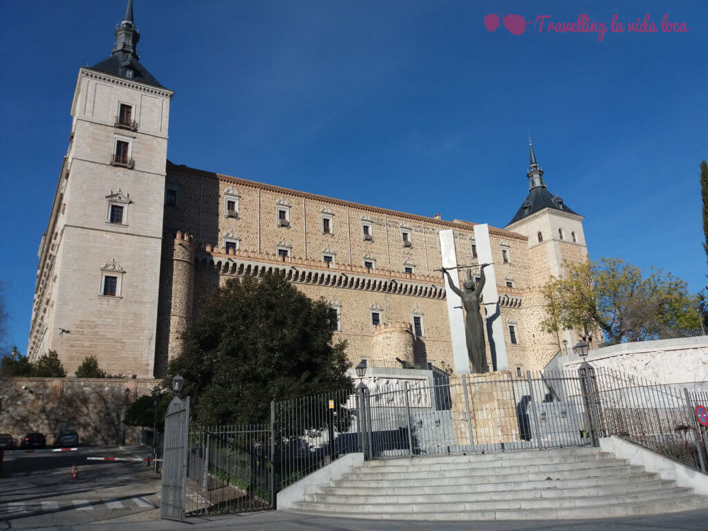 Al Alcázar de Toledo con la escultura homenaje al asedio