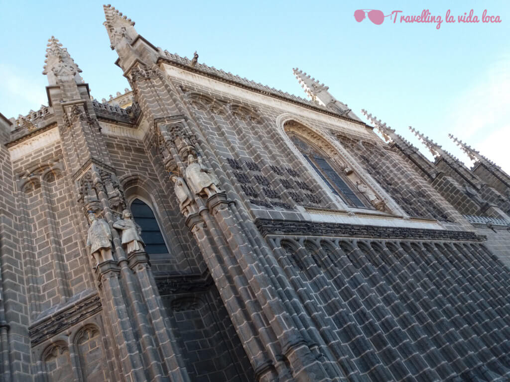 Detalle del imponente exterior del Monasterio de San Juan de los Reyes