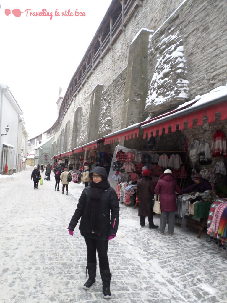 Mercado de artículos de lana tradicionales estonios junto a la muralla
