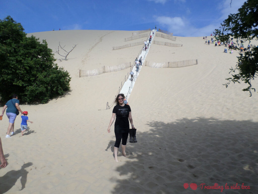 Dispuesta a subir las escalera para escalar la Dune du Pilat