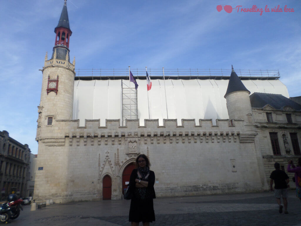 El ayuntamiento deliciosamente medieval de La Rochelle, pero con andamio :(