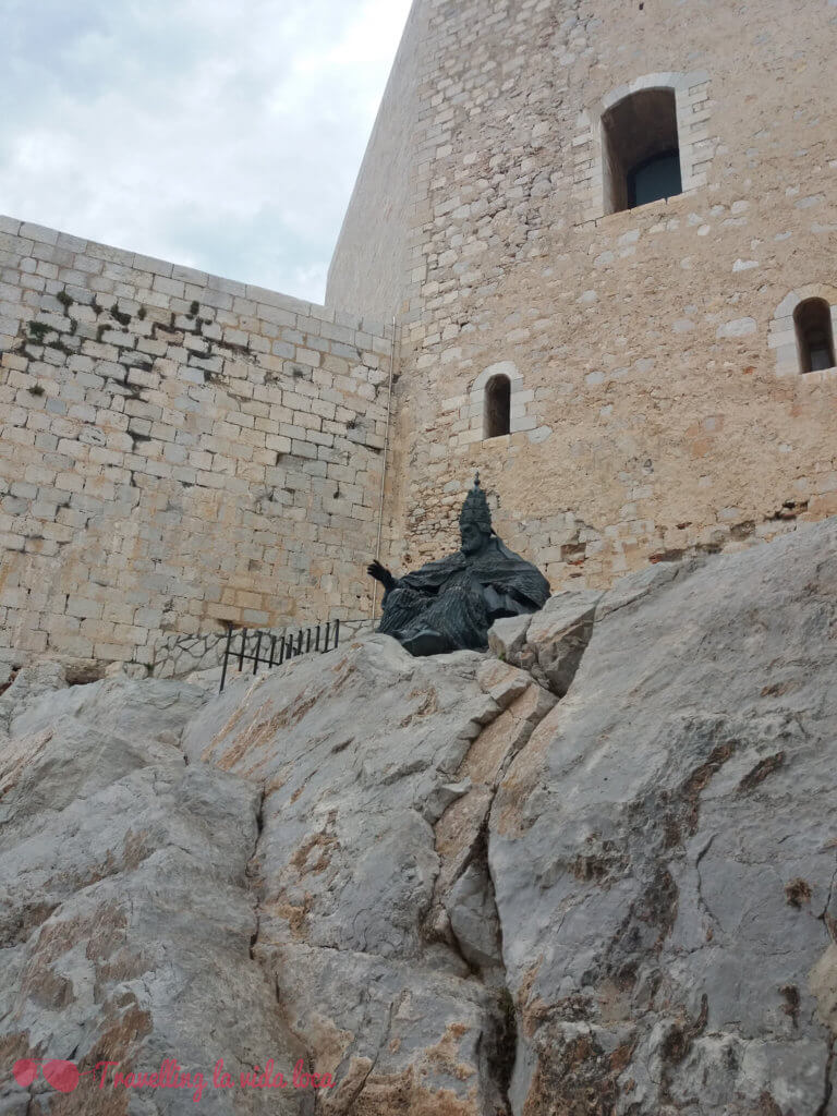 Escultura del Papa Luna en las murallas del castillo