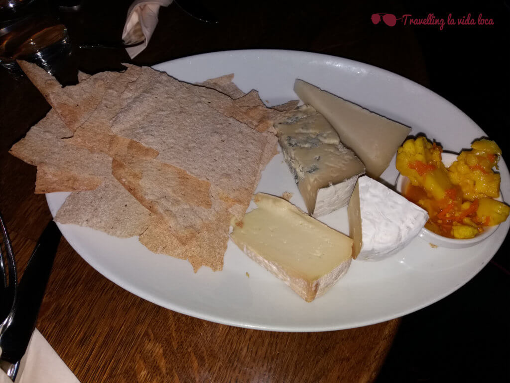 La tabla de quesos con el queso azul Kraftkar galardonado