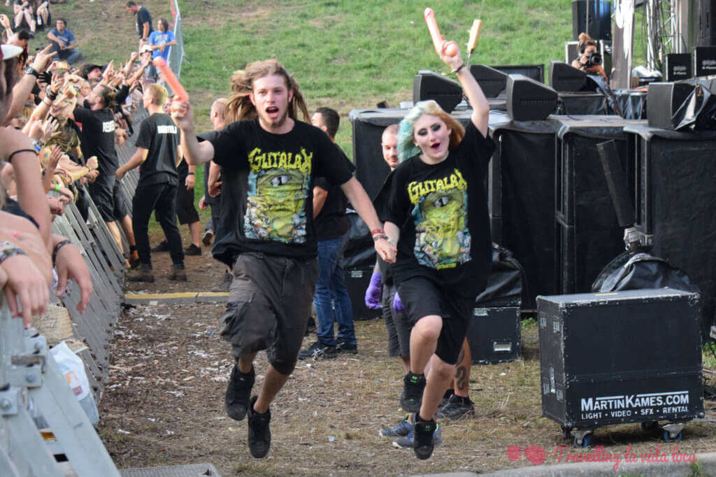 Después de hacer crowdsurfing y aterrizar en el foso, esta parejita de grindcoretas eran la viva imagen de la felicidad!