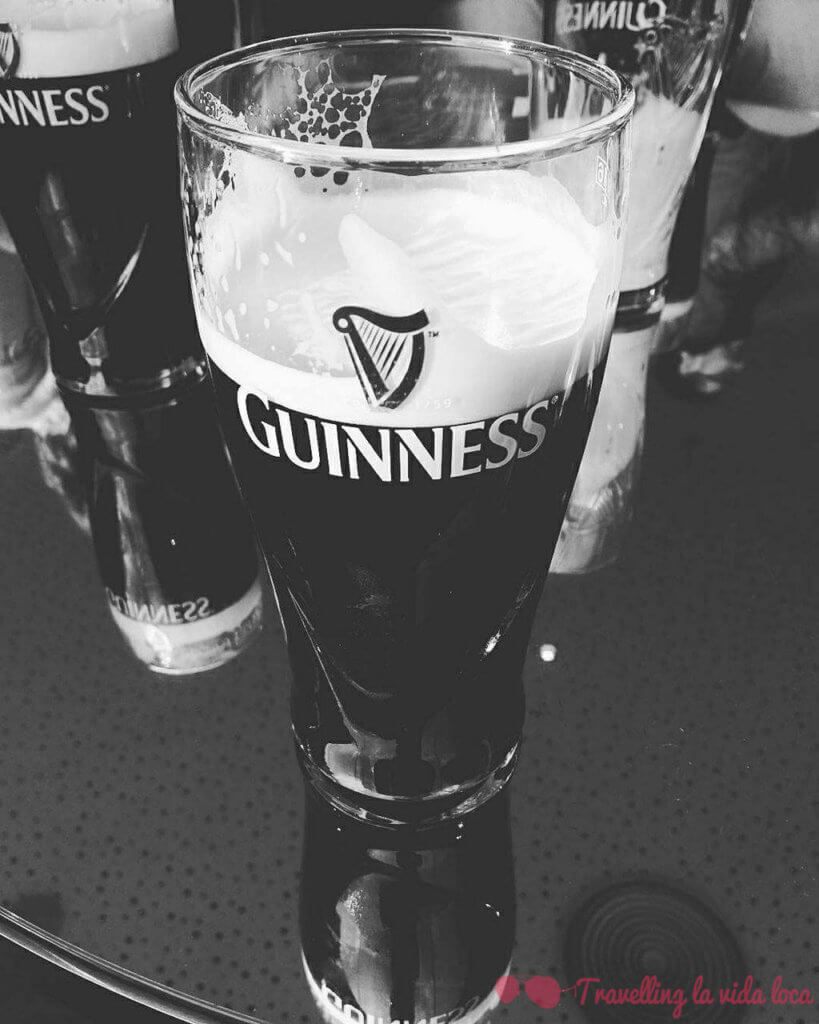 Pinta de Guinness en el Gravity Bar de la fábrica Guinness en Dublín