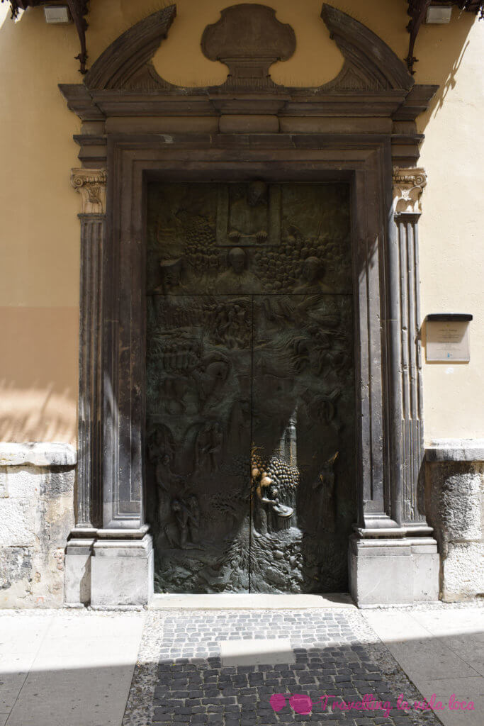 Las espectaculares puertas de bronces con todos sus detalles