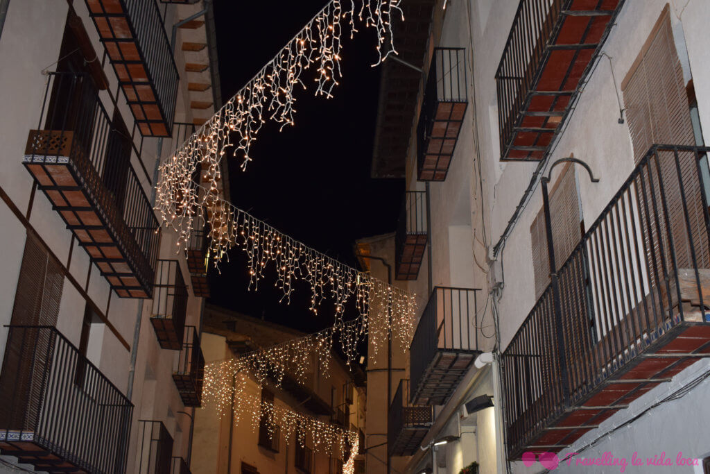 Una calle de Morella iluminada con la docración navideña