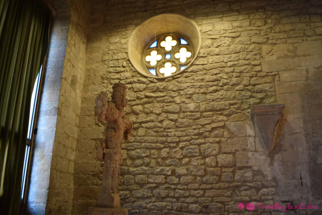Las salas góticas del ayuntamiento con la Creu del Terme