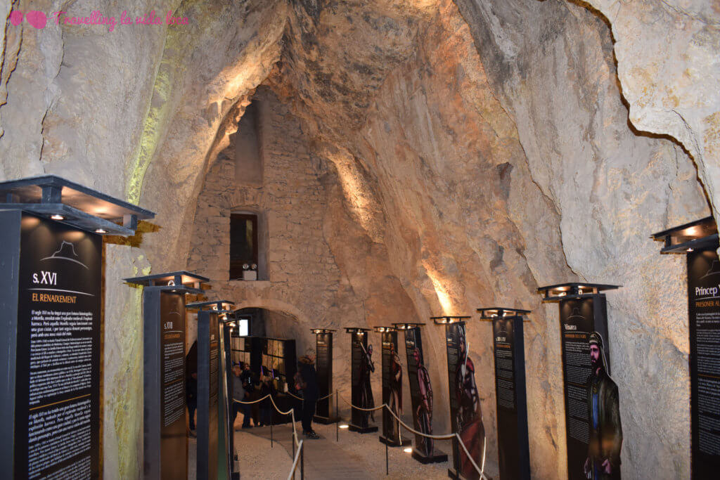 La exposición del Palacio del Gobernador, dentro de la cueva