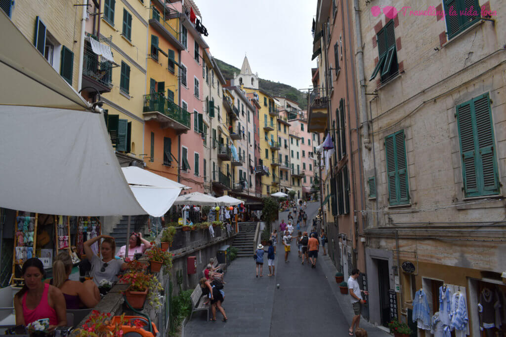 La animada y encantadora calle principal de Riomaggiore