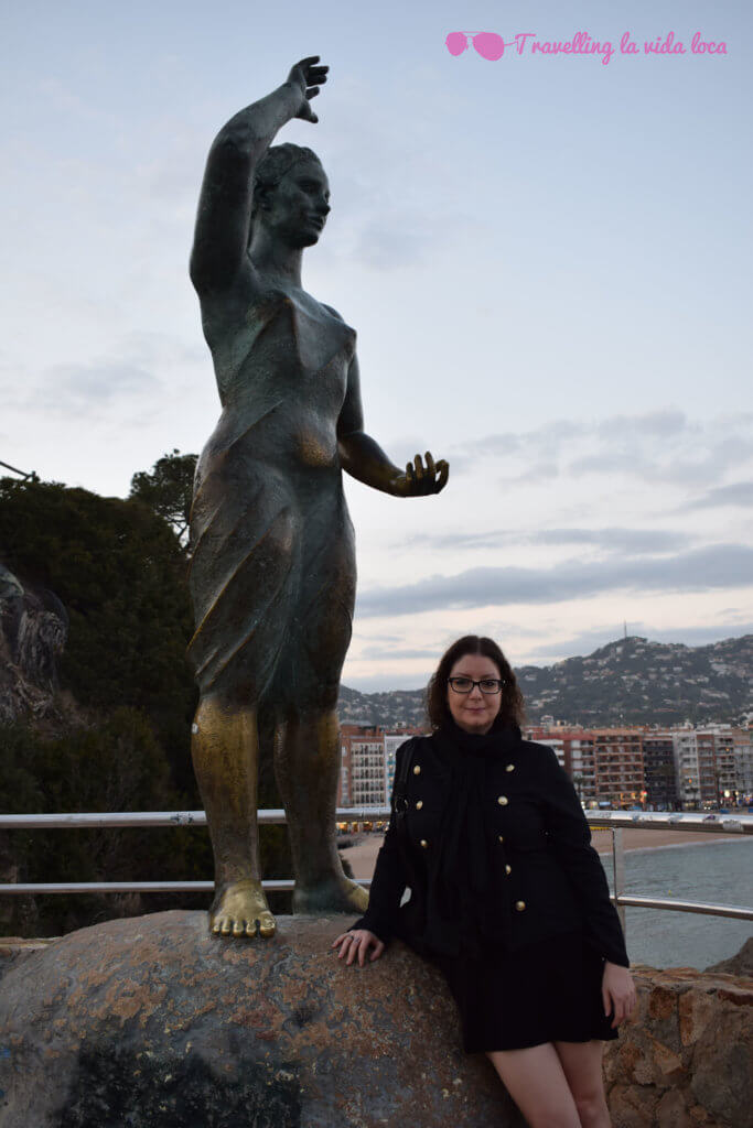 Estatua de la Dona Marinera, con todo Lloret de Mar al fondo
