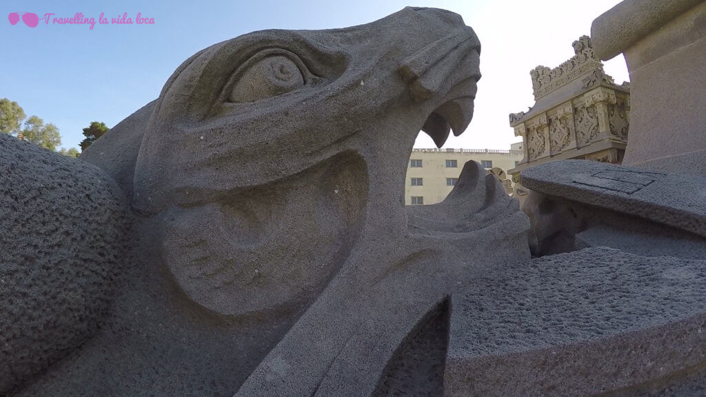 Detalle del dragón que rodea, cual guardián eterno, una de las tumbas modernistas