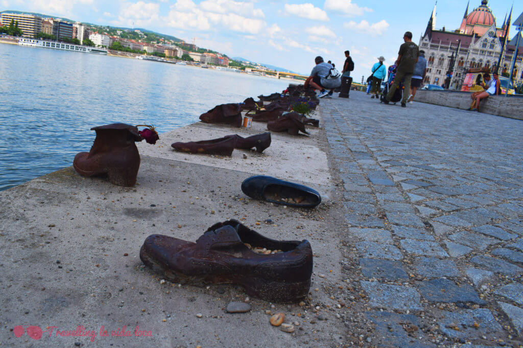 El impactante y emotivo monumento Zapatos en el Danubio