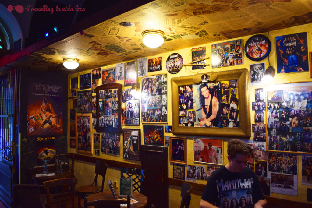 El interior del Manowar Pub, con toda la parafernalia del grupo Manowar