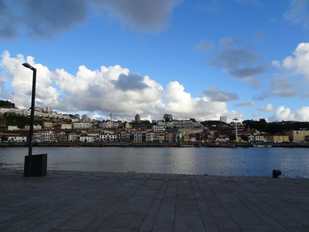 Las vistas de Vila Nova de Gaia desde la zona de Ribeira en Oporto