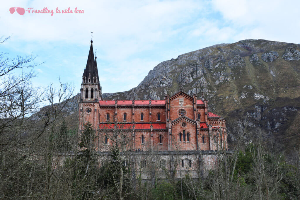La imponente Basílica de Covadonga, con su característico tono rosado