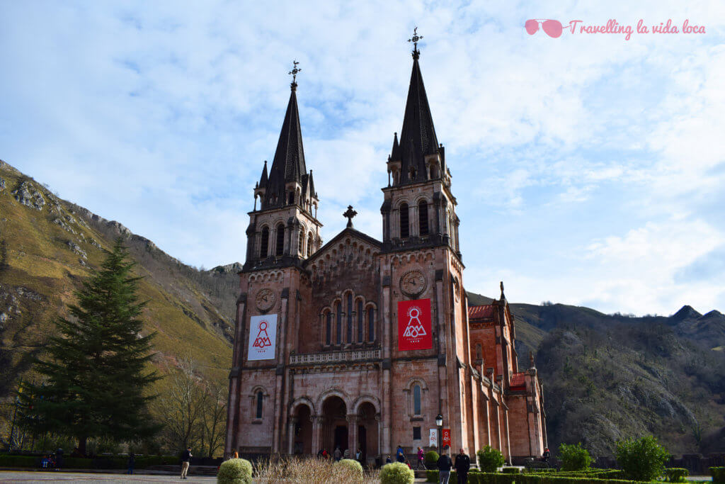 La Basílica, rodeada de la preciosa naturaleza asturiana