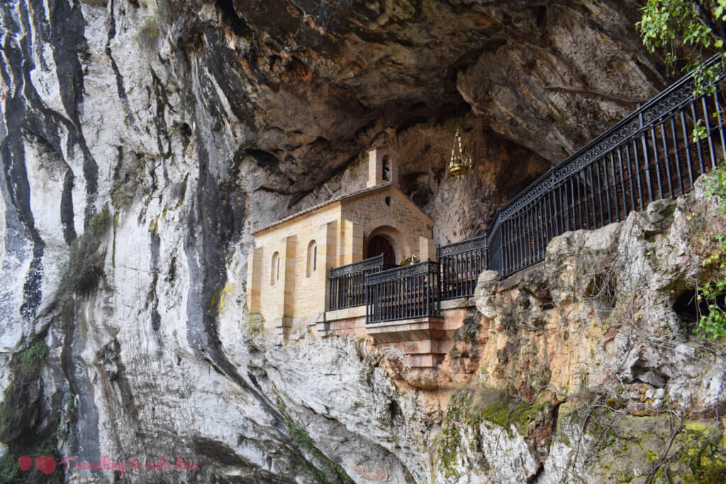 La Santa Cueva de Covadonga, totalmente integrada en la montaña