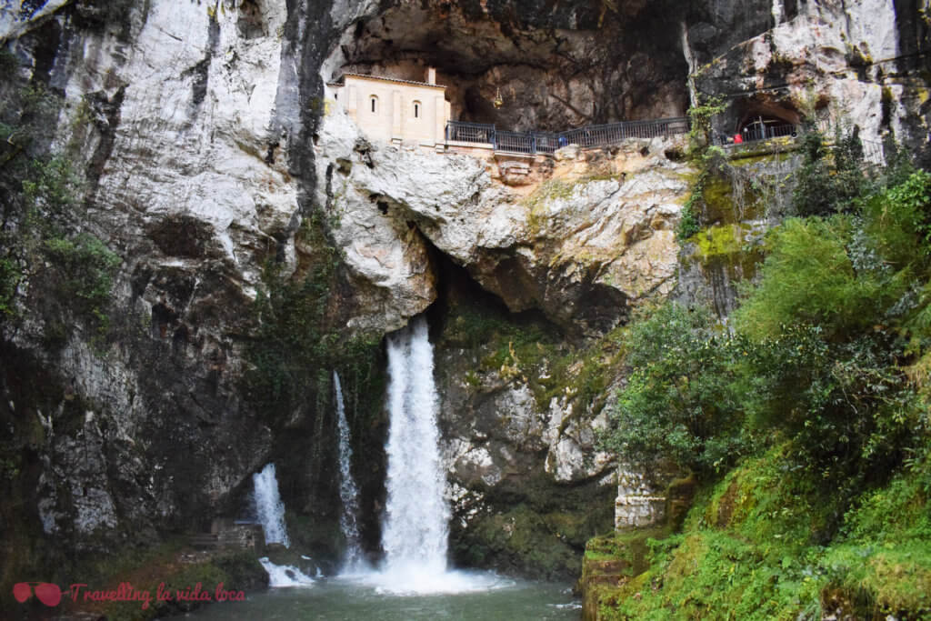 La Cueva de Covadonga y su pequeña cascada
