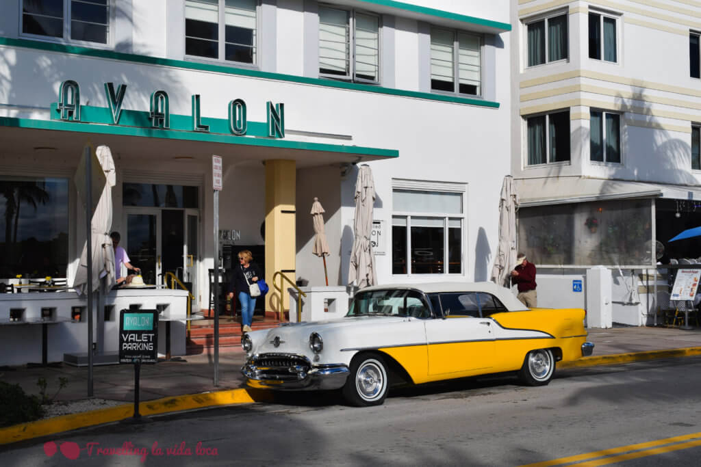 Hotel estilo art decó y cochazo aparcado en la puerta: lo normal en Miami