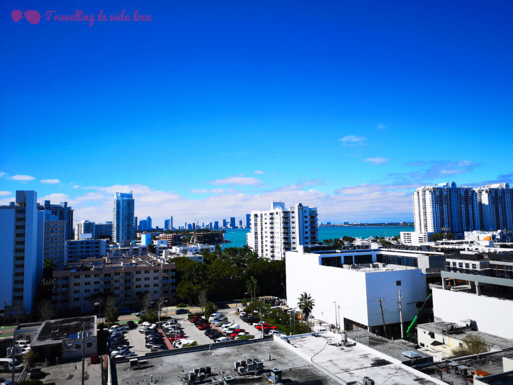 Desde el parking de Lincoln Road se aprecia la bahía y el skyline de Miami
