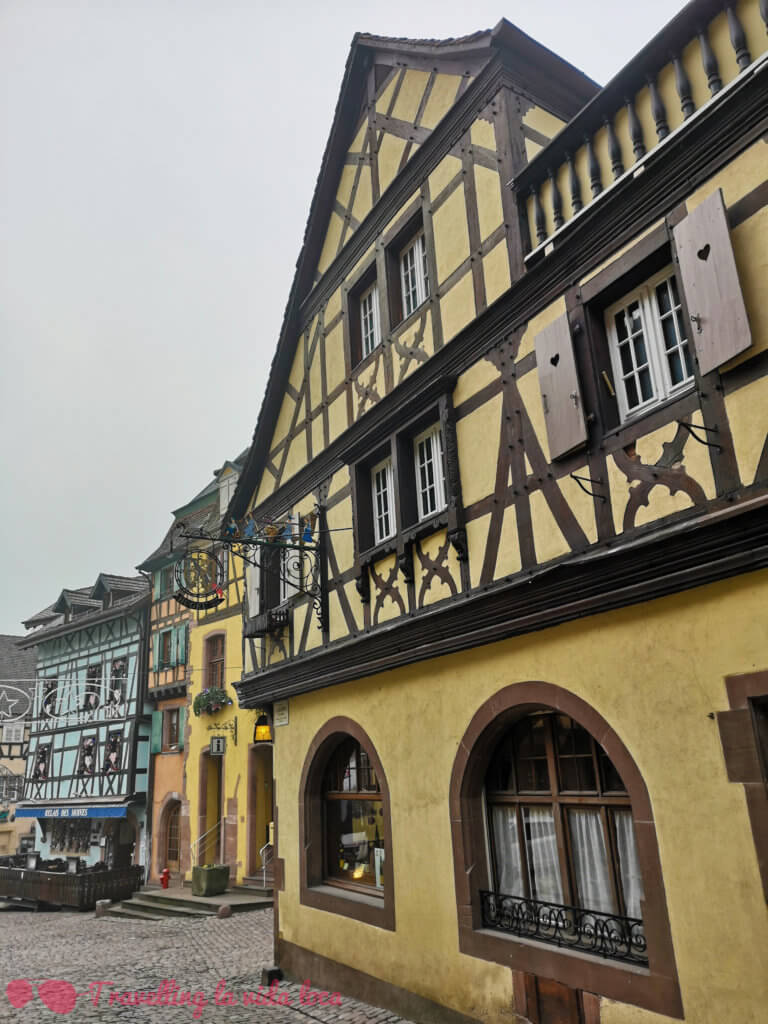 Bonitos (aunque inclinados) edificios típicos en Riquewihr