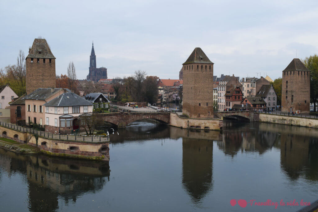 Les Ponts Couverts y la catedral al fondo en Estrasburgo