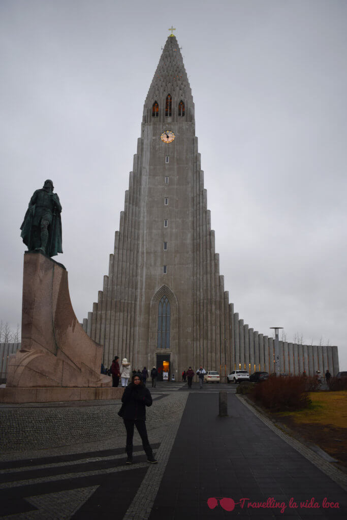 Hallgrimskirkja, en Reikiavik, homenaje a las columnas basálticas presentes por todo el país