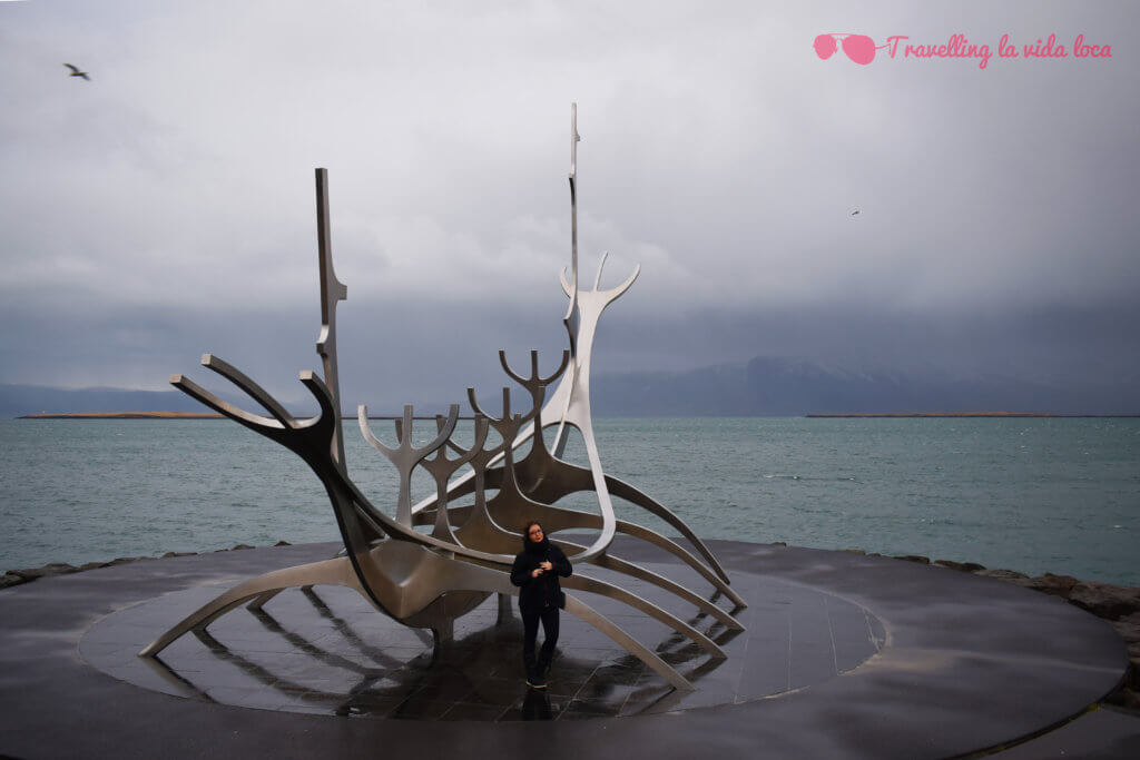 La escultura Viajero del Sol, en el puerto de Reikiavik