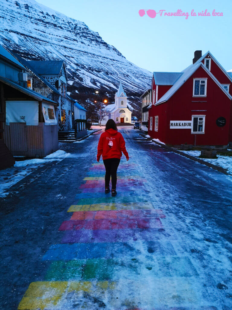 El encantador pueblecito de Seydisfjördur y su calle de arco iris