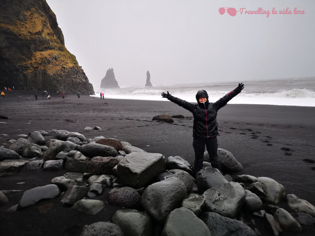 La playa de arena negra más famosa de Islandia: Reynisfjara