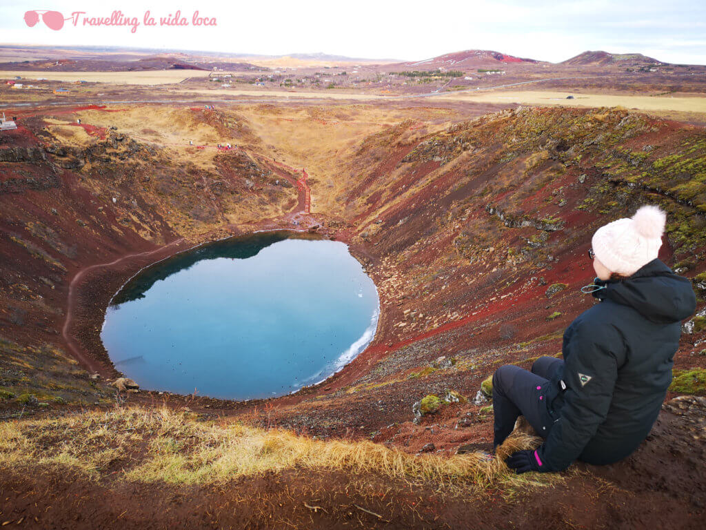 El alucinante crater rojo de Kerid, con su lago azul en el centro