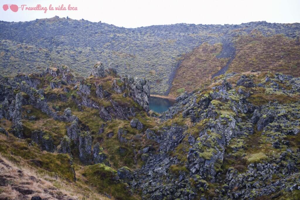 Vistas del lago salobre y de las curiosas formaciones rocosas del camino para bajar a Djúpalónssandur