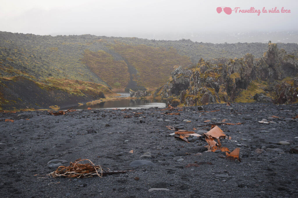 Arena negra, hierros retorcidos y lago de agua salada en Djúpalónnsandur