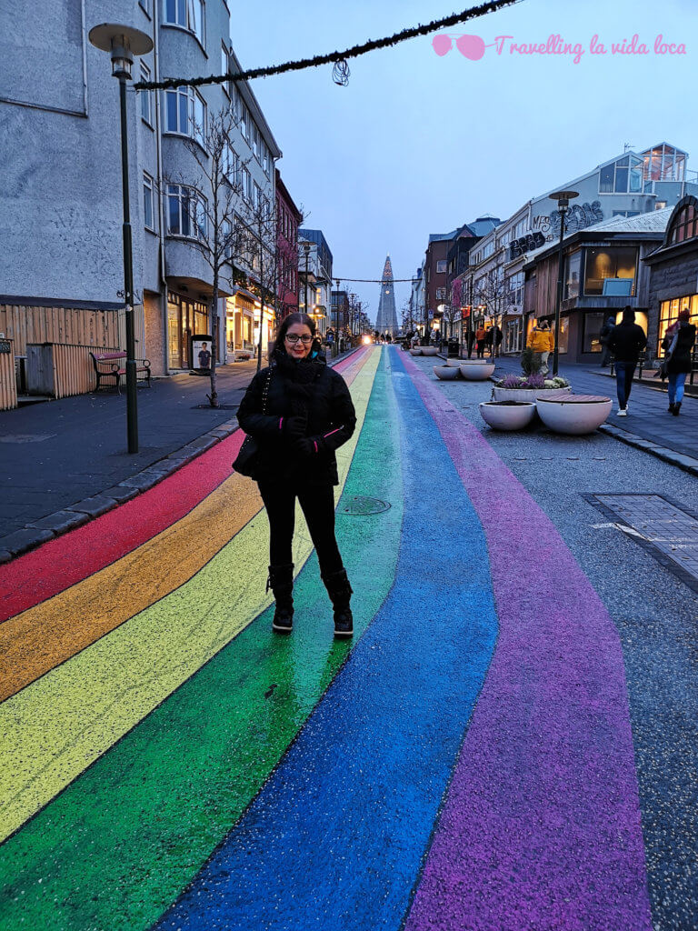 La calle arcoiris que lleva a Hallgrímskirkja