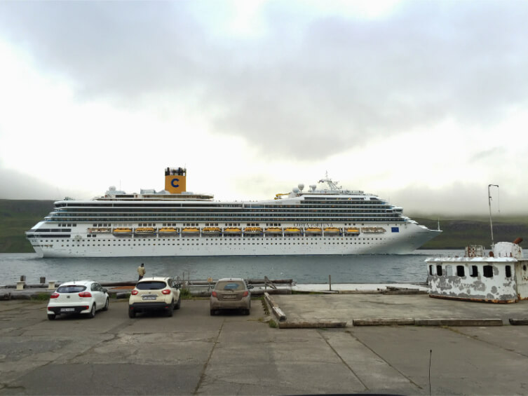 Crucero entrando en el fiordo frente a Nord Marina Guesthouse