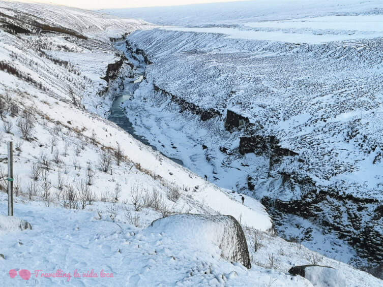 El cañón Studlagil cubierto de nieve, magnífico