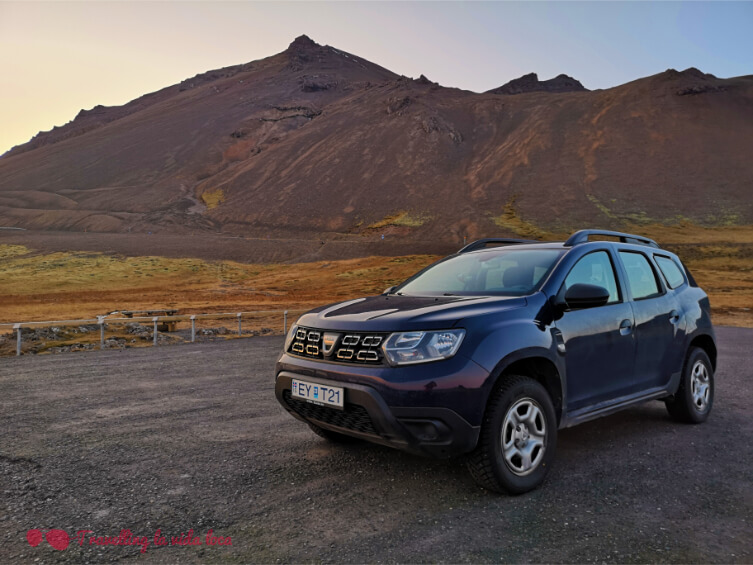 Nuestro querido Dacia Duster 4X4 frente a montañas que ya no estaban nevadas, como las del norte
