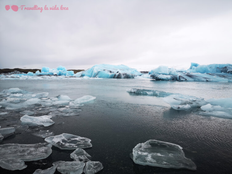 El hielo flotando en la laguna glaciar de Jökulsárlón