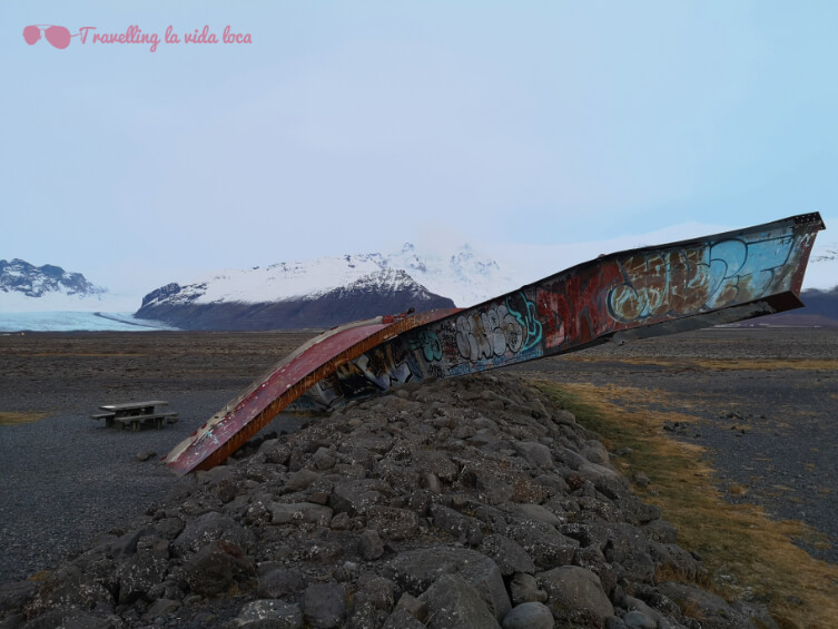 Los restos del puente Skeidará y el glaciar al fondo