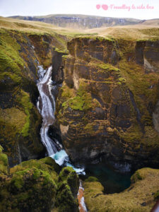 Una de las cascadas que cae al cañón Fjadrárgljúfur